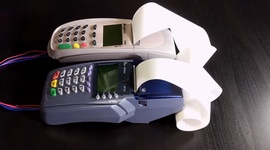 Hudobná téma Super Mario Bros. na dvoch termináloch pre kreditky