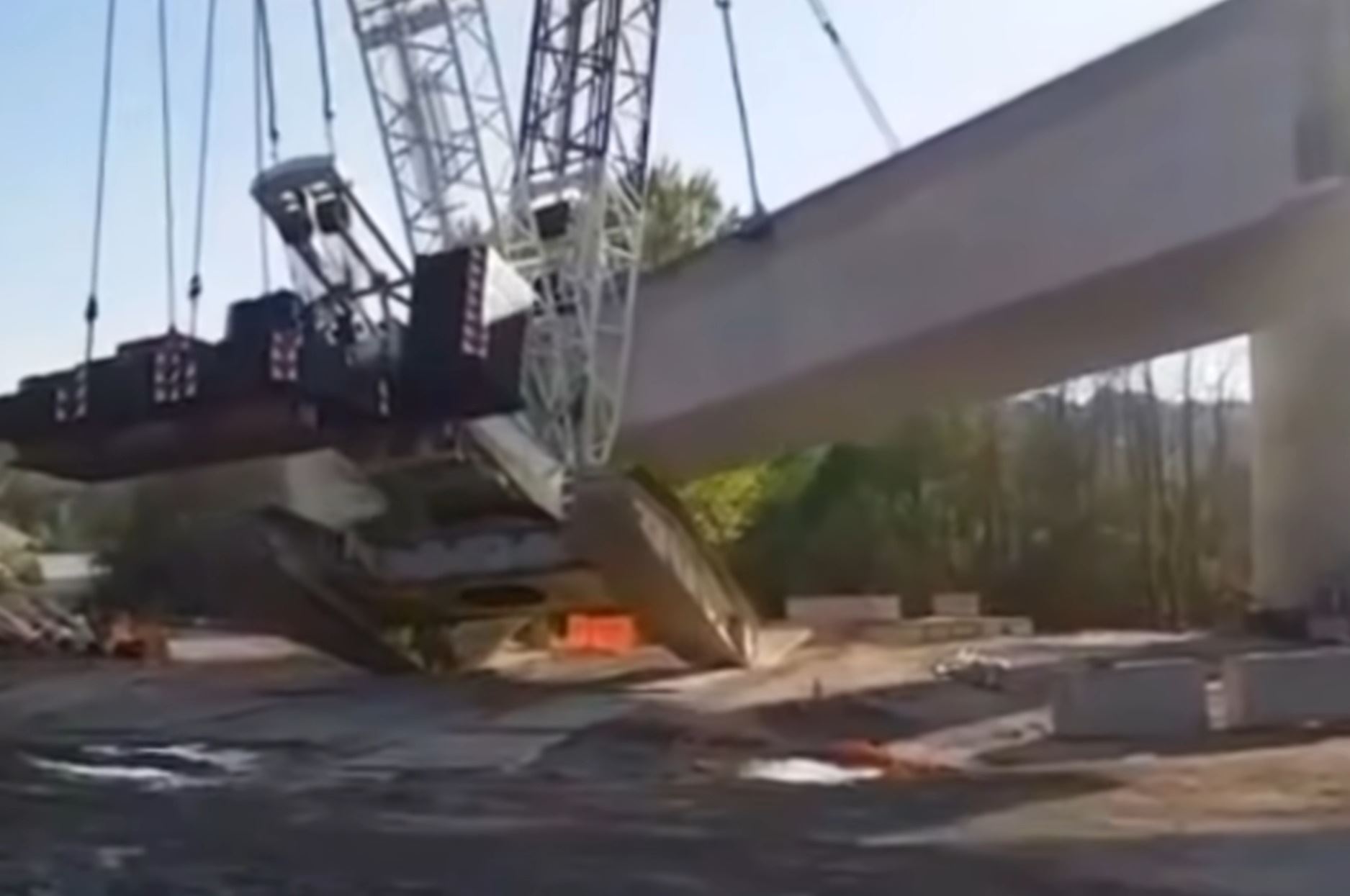 Pády žeriavov majú niečo do seba