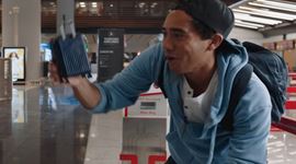 Zach King na letisku