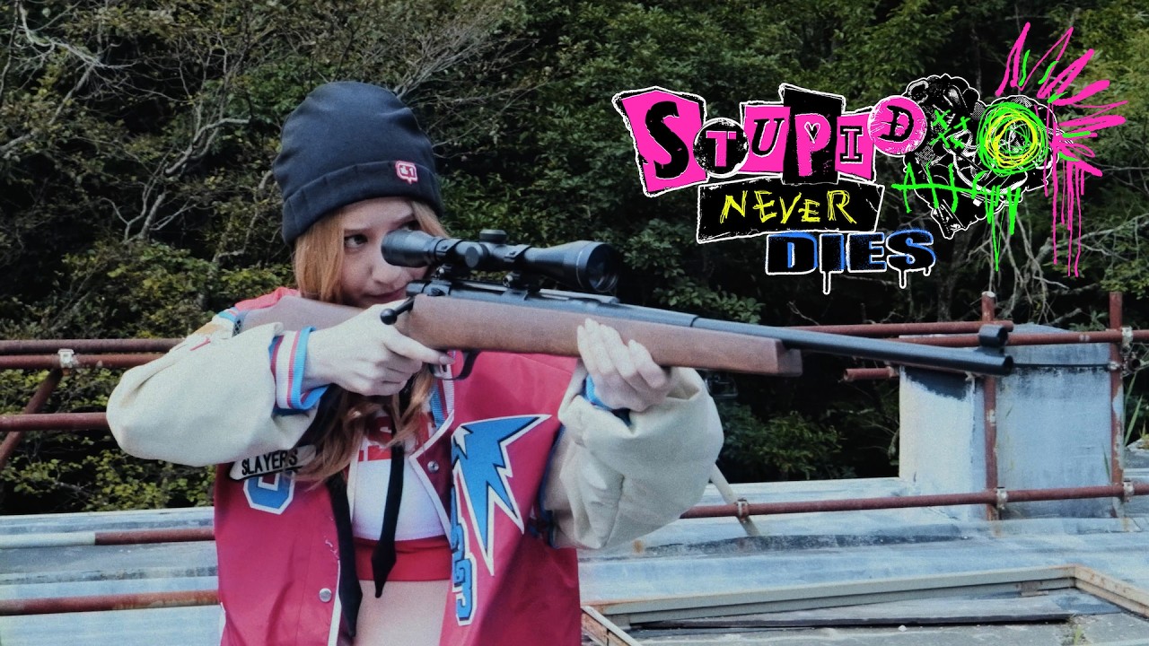 Zombie akcia Stupid Never Dies je vonku a k tomu prináša hraný trailer