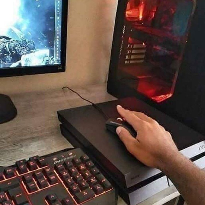 Keď dáte PC hráčovi PS4 konzolu, aby si na nej zahral