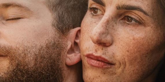 Z kín odporúčame výborný španielsky film Počuješ ma? a z televízie český seriál Ratolesti. Podcast Vertigo