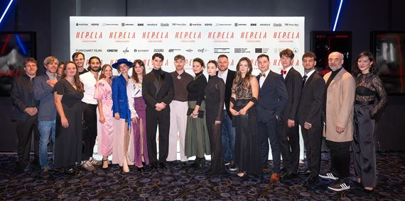 Do kín prichádza prvý Nepela. V slovenskej verzii hrá hlavnú úlohu český herec, v českej verzii to bude slovenský