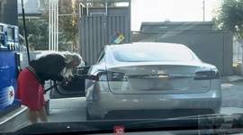 Blondna chce natankova benzn do Tesly