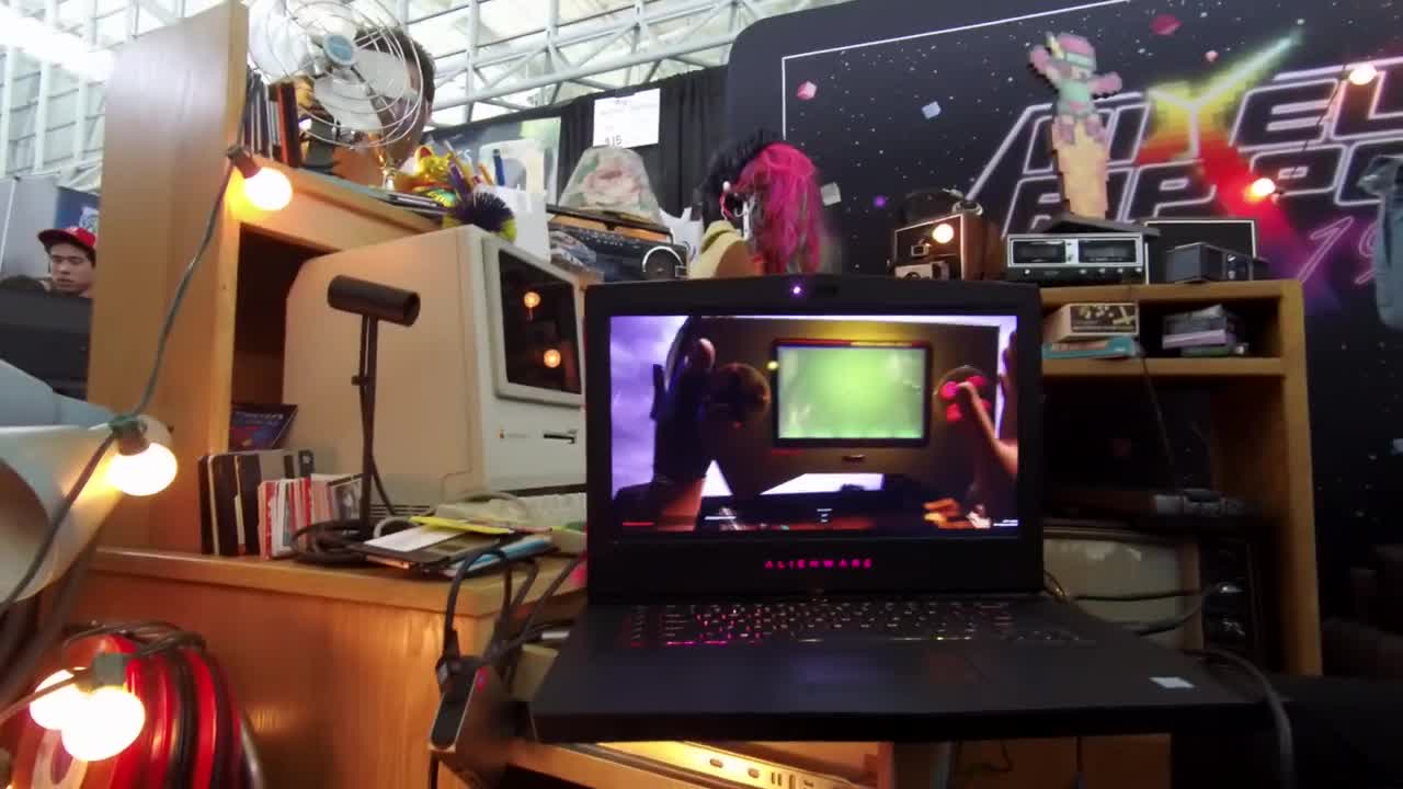 Nazrite do pozadia vvoja VR hry Pixel Ripped 1978