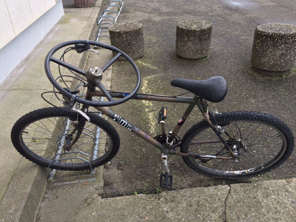 Chlapk m bicykel z roku 3000