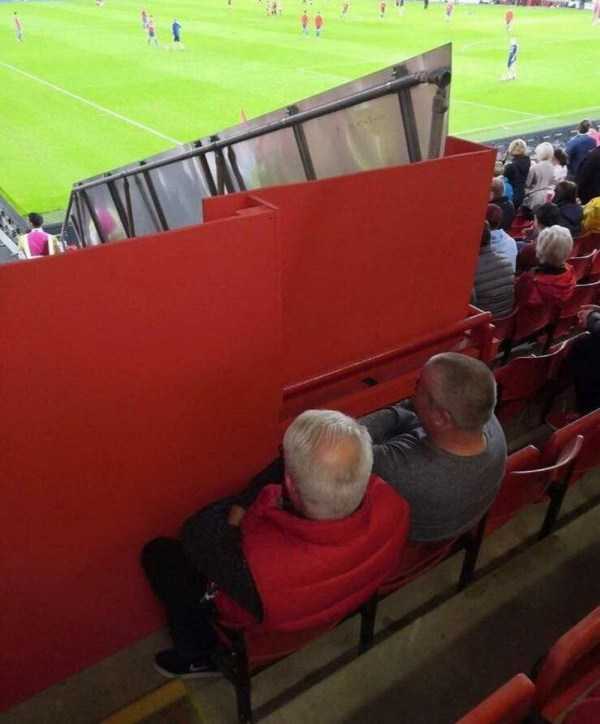 Ke vm prekupnci lstkov sbianaj lepie miesta na futbal