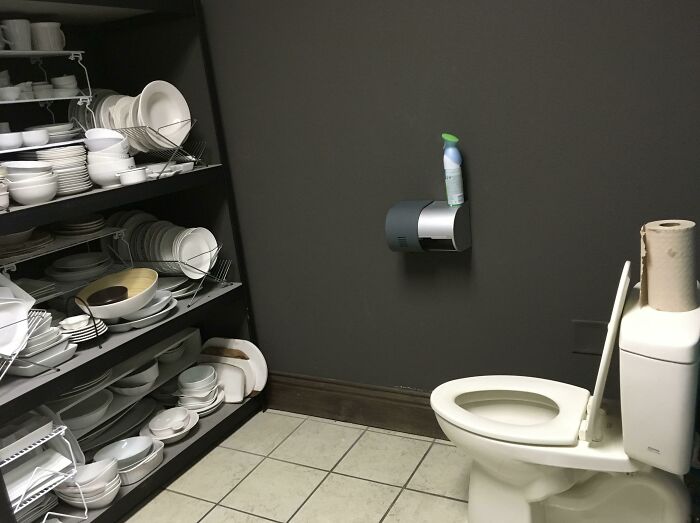 Ke� zist�te, kde re�taur�cia skladuje taniere