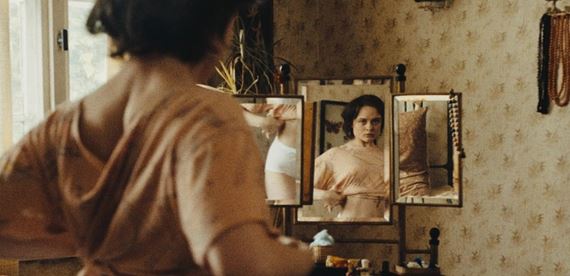 tyri dievat, tyri podobn osudy. Do kn prichdza znepokojiv kronika enstva Pohad do slnka / In die Sonne schauen