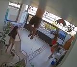 Predstavte si - spadne vám rebrík a ženy vám majú pomôcť