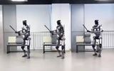 Čína predstavila humanoidného robota Fuxi, ktorý môže nahradiť policajtov aj vojakov