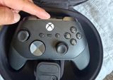 Nový Xbox Elite ovládač unikol cez Xbox Design Lab, ponúkne Hall-effect a TMR páčky a aj pokročilú haptiku
