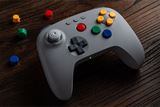 8BitDo 64 Bluetooth Controller je dostupn� v Eur�pe, prin�a retro �t�l aj modern� funkcie