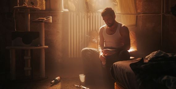 Prv� uk�ka z filmu Bojovn�k odha�uje surov� dr�mu o h�adan� druhej �ance: Milan Ondr�k zv�dza naj�a��� z�pas �ivota