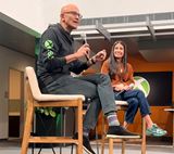 ��f Microsoftu Satya Nedella diskutoval s Ashou Sharma a vraj jej dal neobmedzen� rozpo�et