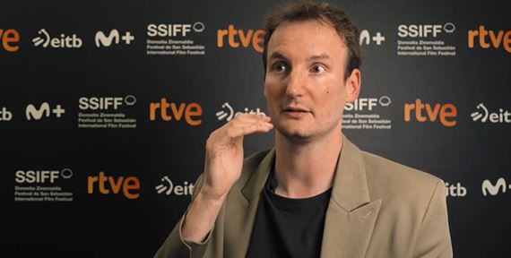 Rozhovor s re�is�rom Olmom Omerzu o filme Nev�a�n� bytosti