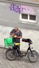 V� kuri�r jedla mus� tie� jes�