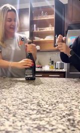 Niektoré ženy sú v otváraní šampanského lepšie