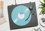 Sony ospevuje vinylové platne, zatiaľ čo končí s fyzickými hrami