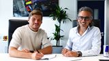 Max Verstappen pred�il zmluvu s Red Bullom do roku 2030 a ukon�il �pekul�cie o prestupe v F1