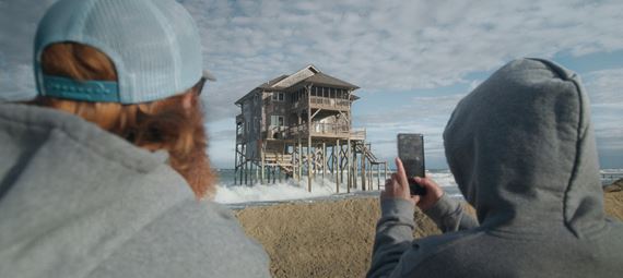 Hudba k slovensk�mu filmu Mus�me pre�i� ocenenom na festivale Cinematik je prv�m klimatick�m soundtrackom na svete