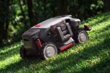 Robotick� kosa�ka Eufy S2 Max dostala vlastn� rameno, kos� tr�vu a� pri m�roch